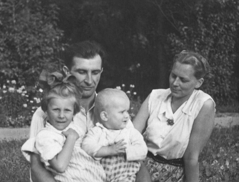 Janusz Newelski z żoną Barbarą z Nenckich i ich dzieci Katarzyna Markiewicz z Newelskich oraz Krzysztof Newelski